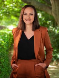 corporate headshot Estelle Parker-RIAA